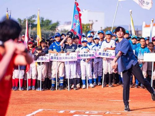 首度移師彰化！亞運國手林昱珉在徐生明少棒賽中受到台、韓小球員的高度熱愛